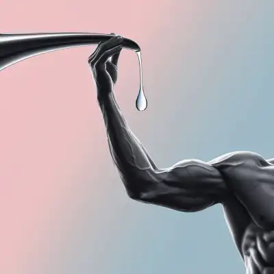 Ilustración de un brazo musculoso con una gota de agua cayendo, representando la retención de agua en los músculos al tomar creatina.