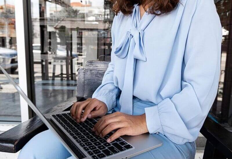 Mujer formándose desde una plataforma online de aprendizaje